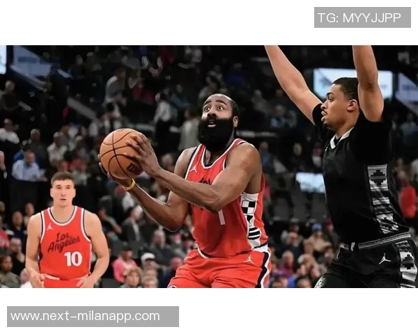 哈登半场表现亮眼三投两中助攻9次助力球队进攻展现全能风采